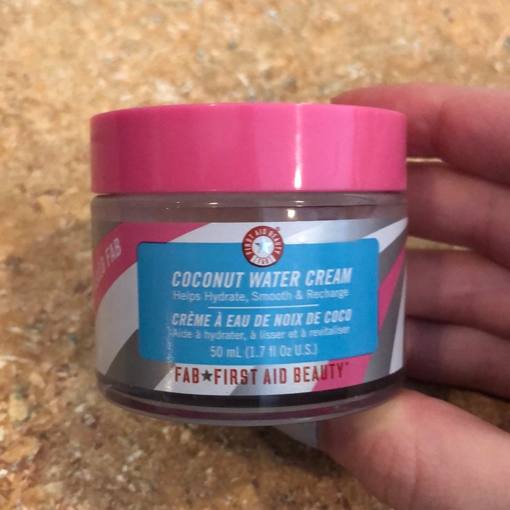 FIRST AID BEAUTY Coconut Water Cream